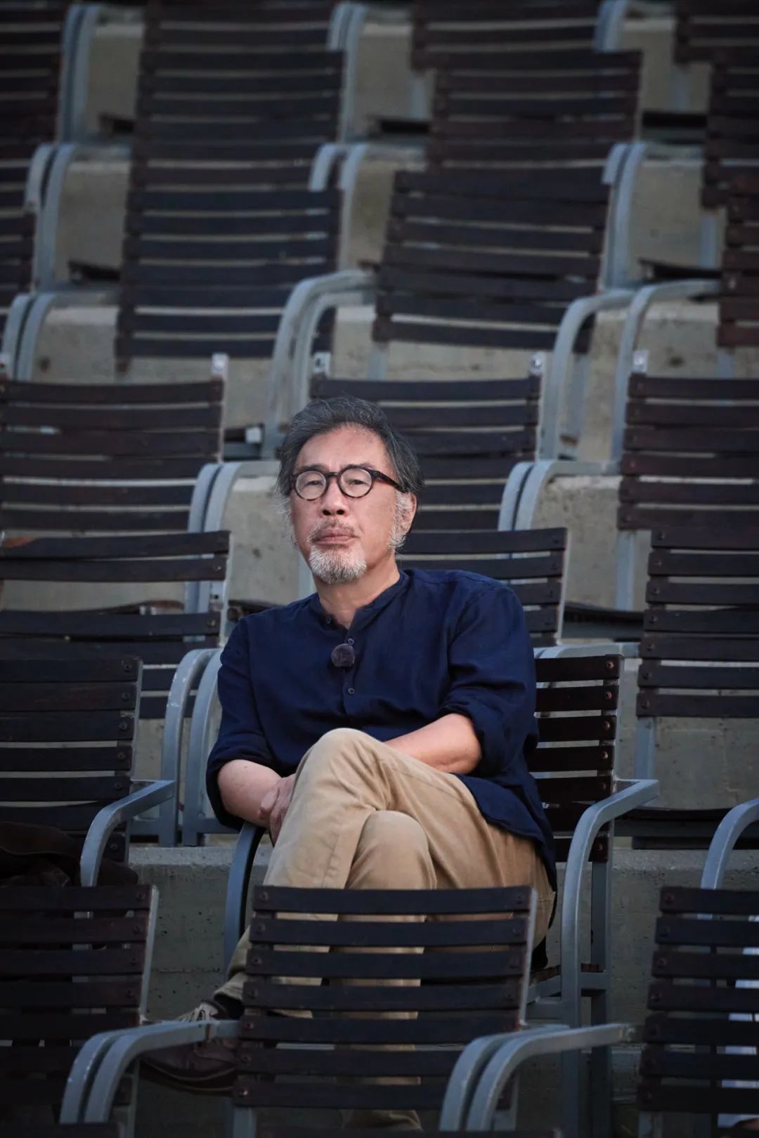  西川  1963年生，詩(shī)人、散文和隨筆作家、翻譯家，北京師范大學(xué)特聘教授。出版有詩(shī)集、隨筆集、論著、詩(shī)劇等多部作品及多種詩(shī)歌詩(shī)論譯作。曾獲魯迅文學(xué)獎(jiǎng)（2001）、中國(guó)書(shū)業(yè)年度評(píng)選·年度作者獎(jiǎng)（2018）、聞一多詩(shī)歌獎(jiǎng)（2024）、德國(guó)魏瑪全球論文競(jìng)賽十佳（1999）、瑞典馬丁松玄蟬詩(shī)歌獎(jiǎng)（2018）等。作品入選多種選本并被廣泛譯介于三十多個(gè)國(guó)家和地區(qū)。其英譯作品《蚊子志：西川詩(shī)選》(譯者Lucas Klein)入圍2013年度美國(guó)最佳翻譯圖書(shū)獎(jiǎng)，并獲美國(guó)文學(xué)翻譯家協(xié)會(huì)2013年度盧西恩·斯泰克亞洲翻譯獎(jiǎng)。