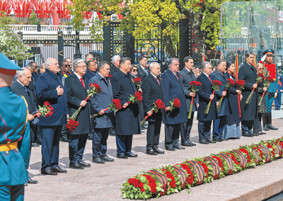 當(dāng)?shù)貢r(shí)間5月9日，俄羅斯舉行盛大慶典，紀(jì)念蘇聯(lián)偉大衛(wèi)國(guó)戰(zhàn)爭(zhēng)勝利80周年。國(guó)家主席習(xí)近平和來自世界20多個(gè)國(guó)家及國(guó)際組織領(lǐng)導(dǎo)人應(yīng)邀出席慶典。慶典結(jié)束后，習(xí)近平同其他國(guó)家領(lǐng)導(dǎo)人一起從紅場(chǎng)來到亞歷山大花園，向無(wú)名烈士墓獻(xiàn)花，并肅立默哀。    新華社記者??翟健嵐攝