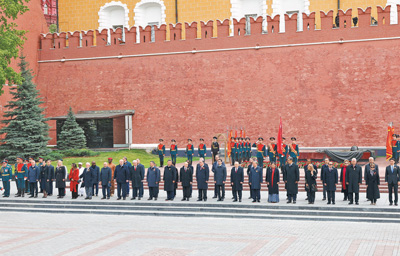 當(dāng)?shù)貢r(shí)間五月九日，俄羅斯舉行盛大慶典，紀(jì)念蘇聯(lián)偉大衛(wèi)國(guó)戰(zhàn)爭(zhēng)勝利八十周年。國(guó)家主席習(xí)近平和來自世界二十多個(gè)國(guó)家及國(guó)際組織領(lǐng)導(dǎo)人應(yīng)邀出席慶典。慶典結(jié)束后，各國(guó)領(lǐng)導(dǎo)人集體合影留念。    新華社記者??黃敬文攝