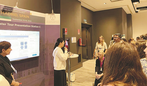 檸檬羽嫣在國際會議上向世界同行進(jìn)行科研成果展示