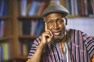  恩古吉·瓦·西昂奧生前是美國歐文加州大學比較文學與英語專業(yè)的杰出教授。史蒂夫·齊柳斯攝影，歐文加州大學圖片