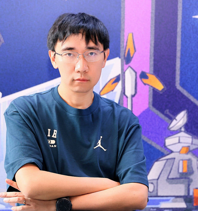 寶樹，科幻作家，浙江嘉興人，現(xiàn)任中國作家協(xié)會科幻專委會委員，中國科普作家協(xié)會常務理事等。著有《觀想之宙》《時間之墟》《七國銀河》等九部長篇小說及多部中短篇作品集。主編科幻選集《科幻中的中國歷史》《未來親子檔案》等。多部作品被譯為英、法、德、日等十余種外文出版。獲華語科幻星云獎、中國科幻銀河獎、科幻星球獎等獎項，入圍2024年雨果獎最佳短篇單元。多部作品在影視改編中。