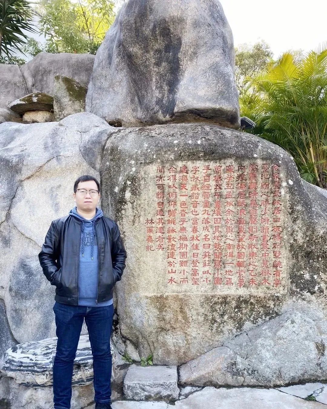 張象，中國(guó)作協(xié)會(huì)員，山西文學(xué)院簽約作家。小說(shuō)見(jiàn)于《十月》《上海文學(xué)》《青年文學(xué)》等刊物，出版作品有《外省青年》等三部。