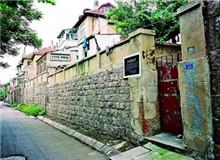 現(xiàn)代作家的青島印象與抗戰(zhàn)記憶　　青島是中共地下黨組織和左聯(lián)小組的重要據(jù)點，也是大批現(xiàn)代作家的寓居之地。[詳細(xì)]