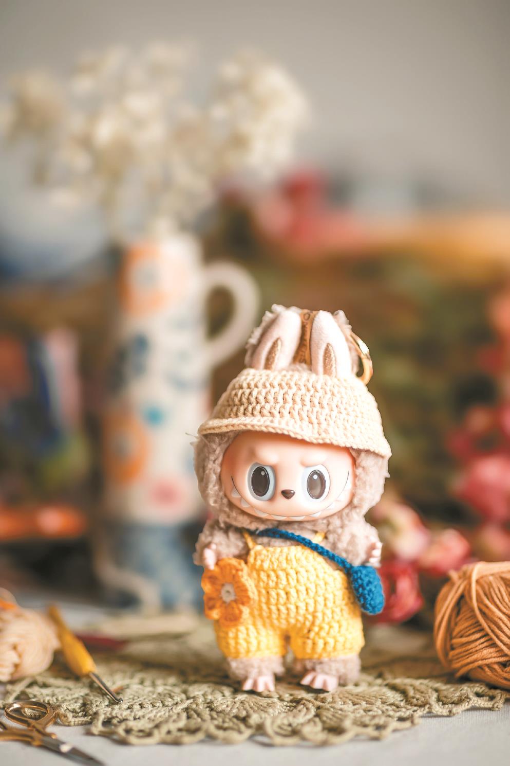 玩偶Labubu憑借“丑萌”的獨(dú)特設(shè)計(jì)迅速風(fēng)靡全球。（圖源：視覺中國(guó)）