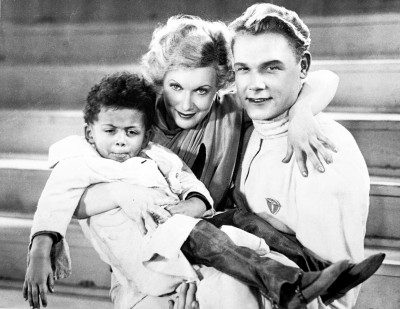 三歲的詹姆斯·勞埃多維奇·帕特森和他的“第二個母親”柳博芙·彼得羅芙娜·奧爾洛娃以及演員謝爾蓋·德米特里耶維奇·斯托利亞羅夫共同主演了格里戈里·瓦西里耶維奇·亞歷山德羅夫1936年的著名喜劇歌舞電影《大馬戲團》。