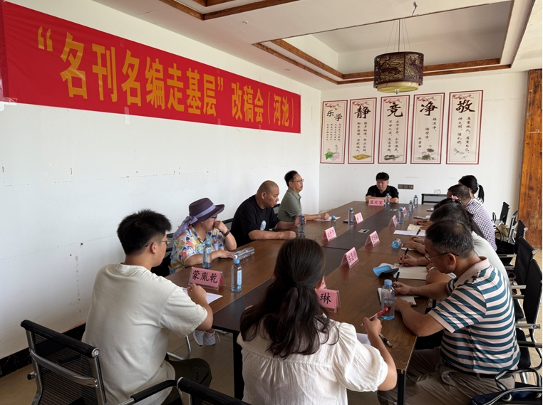 王十月在“名刊名編走基層”河池改稿會(huì)現(xiàn)場(chǎng)。（潘劍 攝 )