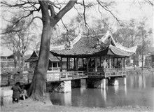 抗戰(zhàn)中的上海公園　　若是以上海的公園作為線索，也會浮現(xiàn)出一段屈辱與抗?fàn)幗豢棥εc堅韌并存的抗戰(zhàn)史。[詳細(xì)]