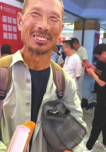 河南農(nóng)民工劉詩(shī)利參加作家陳行甲新書分享會(huì)。圖據(jù)人民日?qǐng)?bào)客戶端