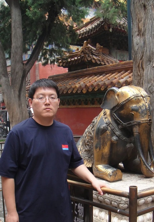 宋嵩，山東東營人，1985年生于濟南。文學(xué)博士?，F(xiàn)為《長篇小說選刊》雜志主編，副編審，中國小說學(xué)會常務(wù)理事。著有評論集《瑯?gòu)至鼷湣贰?></p>
<p style=