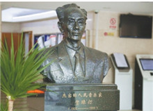 《游擊隊歌》：“每一寸土地都是我們自己的”　　“我們都是神槍手，每一顆子彈消滅一個敵人。我們都是飛行軍，哪怕那山高水又深……”[詳細(xì)]