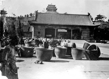 侵華戰(zhàn)爭時，日軍盯上了故宮里的大銅缸　　經(jīng)歷了歲月的洗禮之后，這些水缸作為故宮文化的組成部分，向人們訴說著它們見證的歷史變遷。[詳細(xì)]