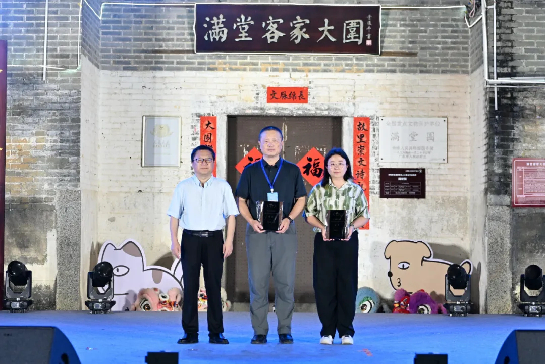 《詩(shī)刊》主編李少君為首獎(jiǎng)獲得者段維、鄧輝（代領(lǐng)人）頒獎(jiǎng)