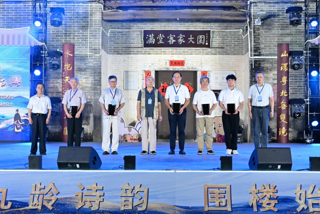 中國(guó)書(shū)籍出版社原副總編輯、北京詩(shī)詞學(xué)會(huì)副會(huì)長(zhǎng)趙安民，《中華詩(shī)詞》編輯部主任盧冷夫?yàn)榧炎鳘?jiǎng)獲得者頒獎(jiǎng)