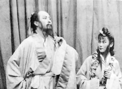 抗戰(zhàn)戲劇，紅幕赤聲撥時弦　　當(dāng)正常的舞臺演出被戰(zhàn)爭打斷，戲劇從某種程度上就已經(jīng)超越內(nèi)容本身，成為民族解放戰(zhàn)爭的一部分。[詳細(xì)]