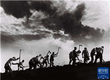 抗戰(zhàn)攝影師吳印咸：時代長河中的光影記錄　　1938年的漢口街頭，荷蘭導(dǎo)演尤里斯·伊文思把自己的攝影機(jī)交給了一個中國人。[詳細(xì)]