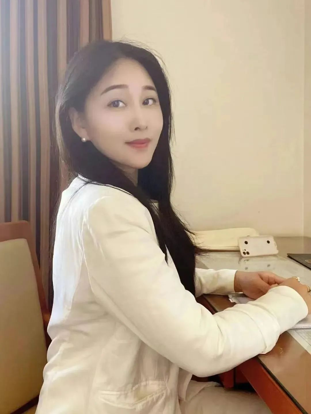 【作者簡(jiǎn)介：時(shí)曉，安徽宿州人，碩士，現(xiàn)居上海。魯迅文學(xué)院第44屆中青年作家高級(jí)研討班學(xué)員，中作協(xié)會(huì)員，安徽文學(xué)藝術(shù)院簽約作家。在《人民文學(xué)》《詩(shī)刊》《詩(shī)歌月刊》《安徽文學(xué)》《山東文學(xué)》《海燕》《紅豆》《雨花》《揚(yáng)子江詩(shī)刊》《延河》等雜志發(fā)表作品。獲第十二屆揚(yáng)子江詩(shī)學(xué)獎(jiǎng)·詩(shī)歌獎(jiǎng)。短篇小說(shuō)集《來(lái)去之間》入圍2022年探照燈10月好書(shū)榜，入選2022年11月文藝聯(lián)合書(shū)單?！?></p>
<p style=