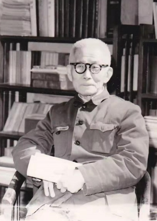 1940年元旦，巖洞里的松花糖　　中國現(xiàn)代文學(xué)館珍藏的楊晦抗戰(zhàn)日記（1937-1940），以私人化的書寫為抗戰(zhàn)時期的桂林文化生態(tài)留下了珍貴注腳。其中1940年元旦前后的兩篇日記，以“乘車票價”“空襲警報”“友人交往”等日常碎片，拼貼出大后方知識分子在戰(zhàn)火中的生存圖景。[詳細(xì)]