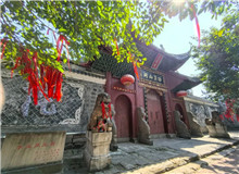 不止西南聯(lián)大，一位作家對十所抗戰(zhàn)內(nèi)遷大學(xué)的追尋　　這是一場持續(xù)8年的行走，和十條穿越硝煙的遷徙之路。2017年春，四川作家聶作平……[詳細(xì)]