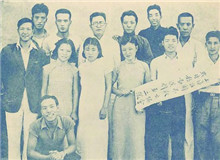 中國救亡劇團(tuán)的革命歷程　　烽火連天的抗戰(zhàn)歲月里，這支僅10余人的隊伍，以戲劇為武器，把舞臺當(dāng)戰(zhàn)場，跋山涉水，出生入死，在槍林彈雨的前沿陣地……[詳細(xì)]