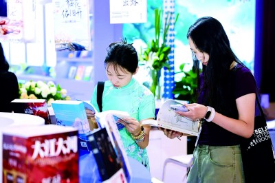 第31屆北京圖博會(huì)網(wǎng)絡(luò)文學(xué)專題展吸引觀眾閱讀。資料圖片