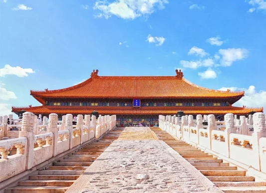 太和殿見證日軍投降儀式　　廣場上民眾歡呼雀躍，情緒高亢，氣氛熱烈。軍樂隊凱歌高奏，禮炮齊鳴。隨后全體肅立，為在抗日戰(zhàn)爭中犧牲的中國將士默哀……[詳細(xì)]