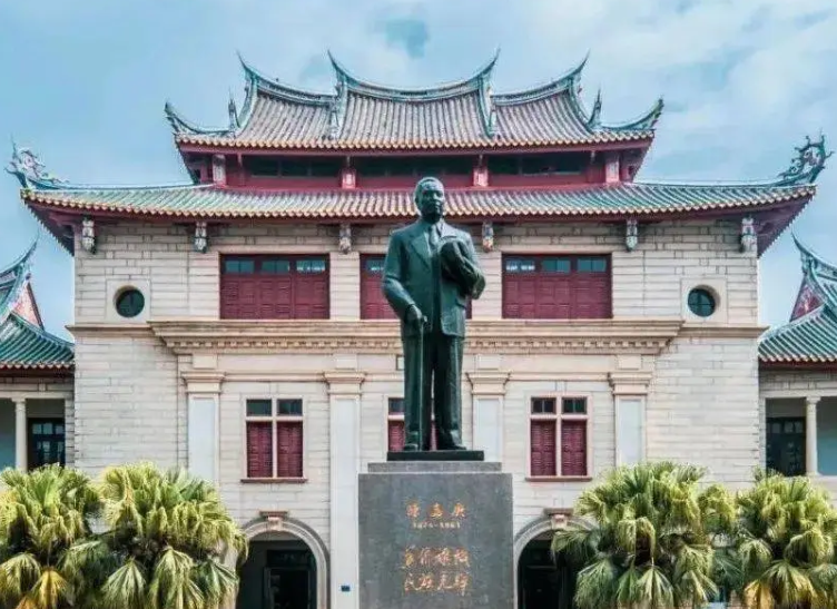 陳嘉庚1940年考察抗戰(zhàn)中的中國大學(xué)　　陳嘉庚（1874—1961）是著名愛國華僑領(lǐng)袖，被毛澤東譽(yù)為“華僑旗幟，民族光輝”。[詳細(xì)]