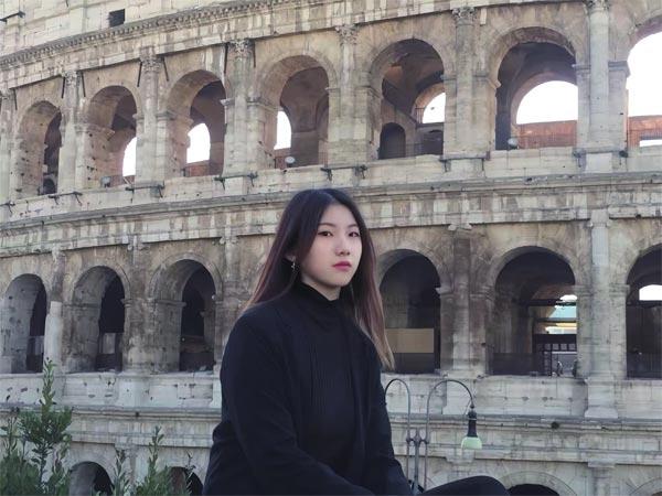 眉師娘，本名張眉，95后網(wǎng)絡(luò)文學(xué)作家。代表作品《奔騰年代——向南向北》獲第五屆現(xiàn)實(shí)題材網(wǎng)絡(luò)文學(xué)征文大賽特等獎(jiǎng)，《云去山如畫》獲第九屆現(xiàn)實(shí)題材網(wǎng)絡(luò)文學(xué)征文大賽特別獎(jiǎng)。