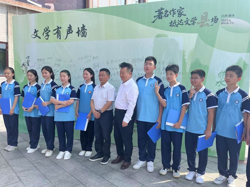 邱華棟、阿來與朗誦阿來詩歌的學(xué)生合影