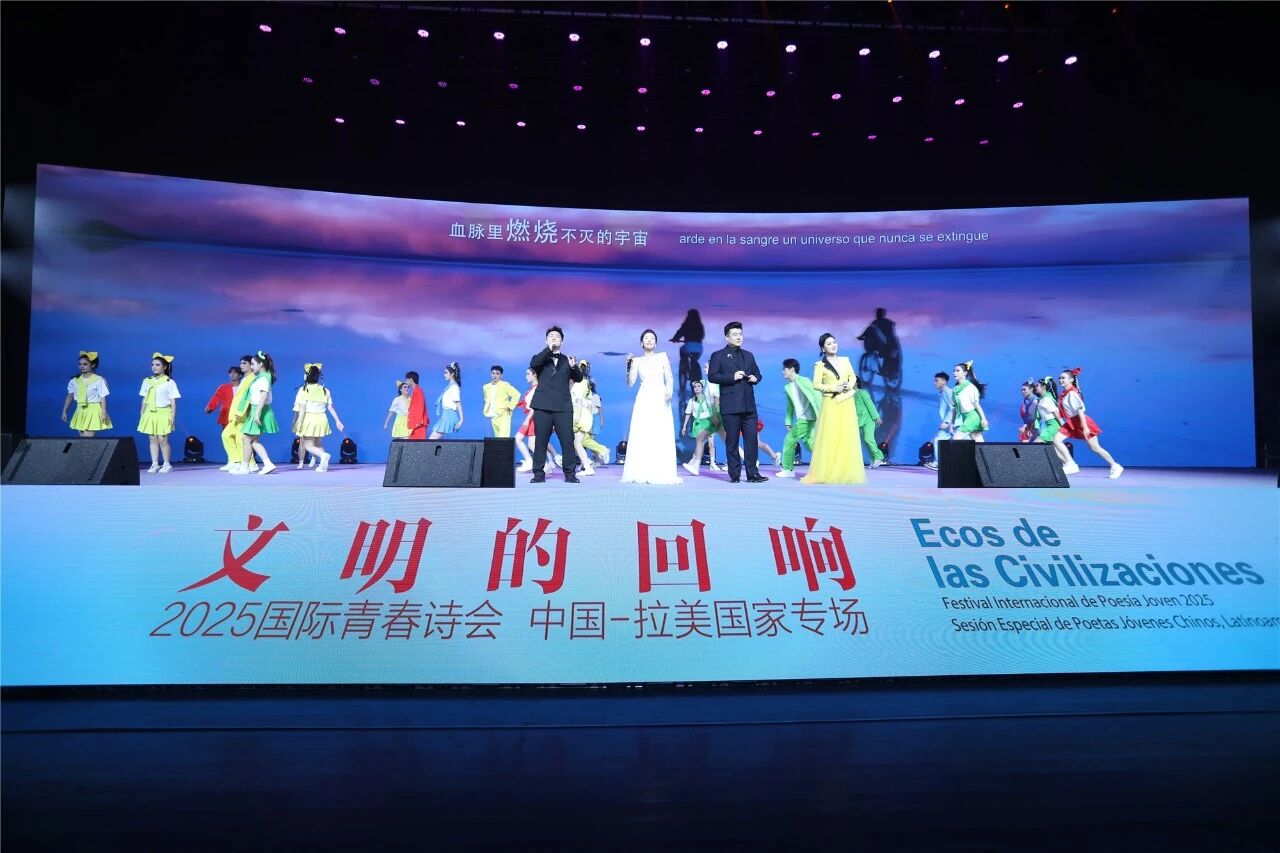 主題曲《青春火焰》將現(xiàn)場(chǎng)的氣氛推向高潮