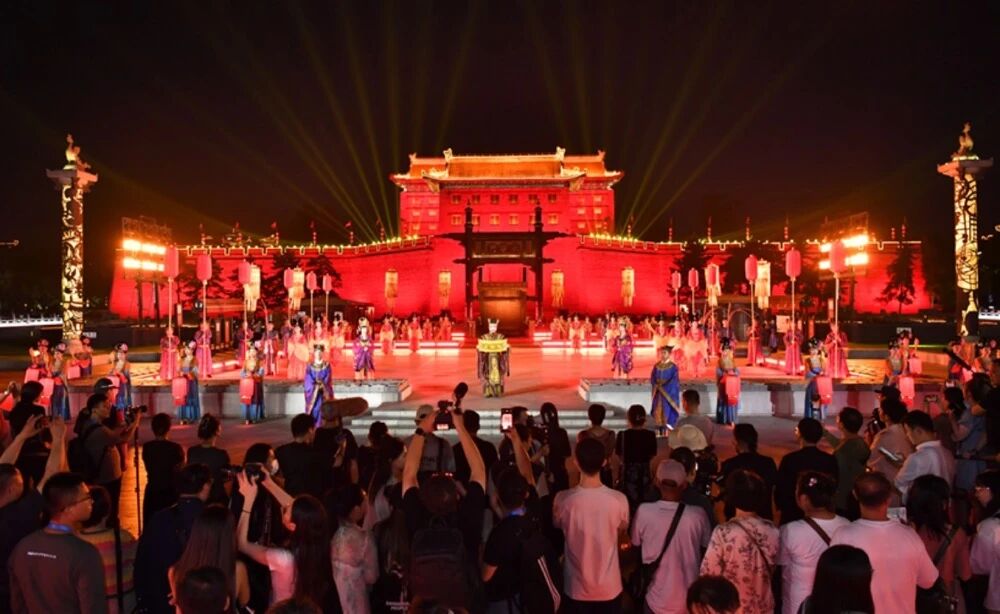 9月14日晚，一場(chǎng)充滿唐韻的歡迎儀式在西安永寧門(mén)盛大開(kāi)場(chǎng)，歡迎參加2025國(guó)際青春詩(shī)會(huì)的拉美詩(shī)人和中國(guó)詩(shī)人。