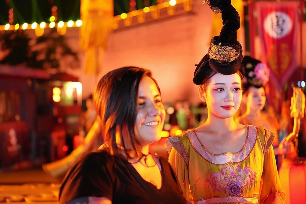 永寧門(mén)歡迎儀式后，玻利維亞詩(shī)人杰西卡·弗羅伊登塔爾與一位“唐代仕女”合影