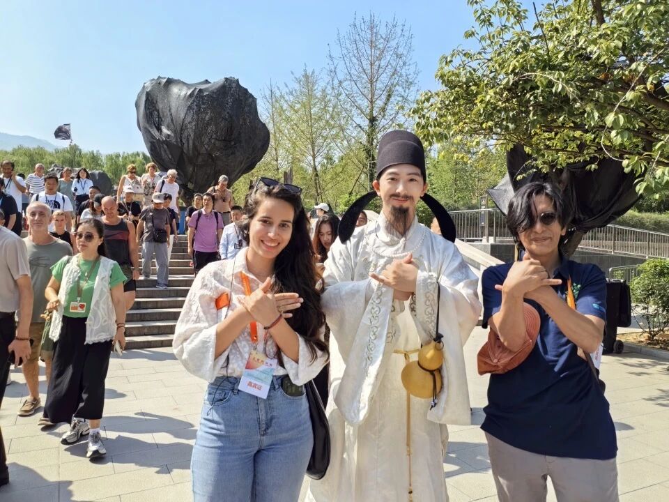 古巴詩(shī)人吉賽爾·露西亞·納瓦羅與厄瓜多爾詩(shī)人阿古斯廷·瓜姆博，向“李白”學(xué)習(xí)叉手禮