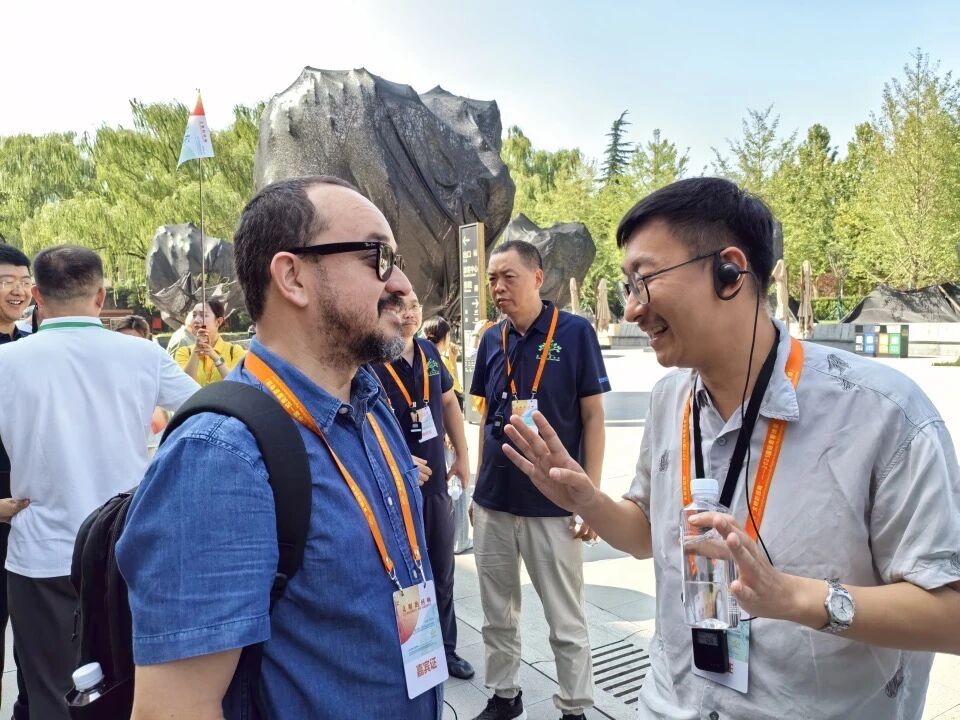 中國(guó)詩(shī)人李壯與巴西詩(shī)人塔爾索·德·梅洛參觀完秦始皇帝陵博物院后交談，李壯告訴梅洛，西安地下文物眾多，在我們腳下也許也有古代的文物遺存。