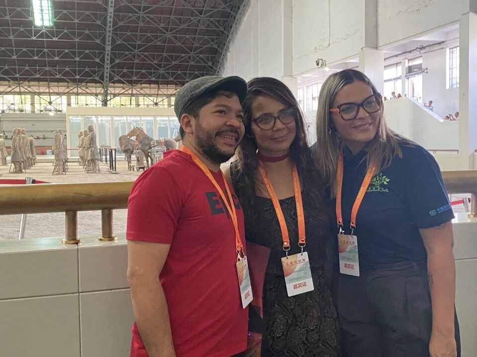 巴拿馬詩(shī)人哈維爾·阿爾瓦拉多（左）、哥倫比亞詩(shī)人法迪爾·德?tīng)柤佣啵ㄖ校?、委?nèi)瑞拉詩(shī)人因迪拉·卡爾皮奧·奧利沃在秦始皇帝陵博物院合影