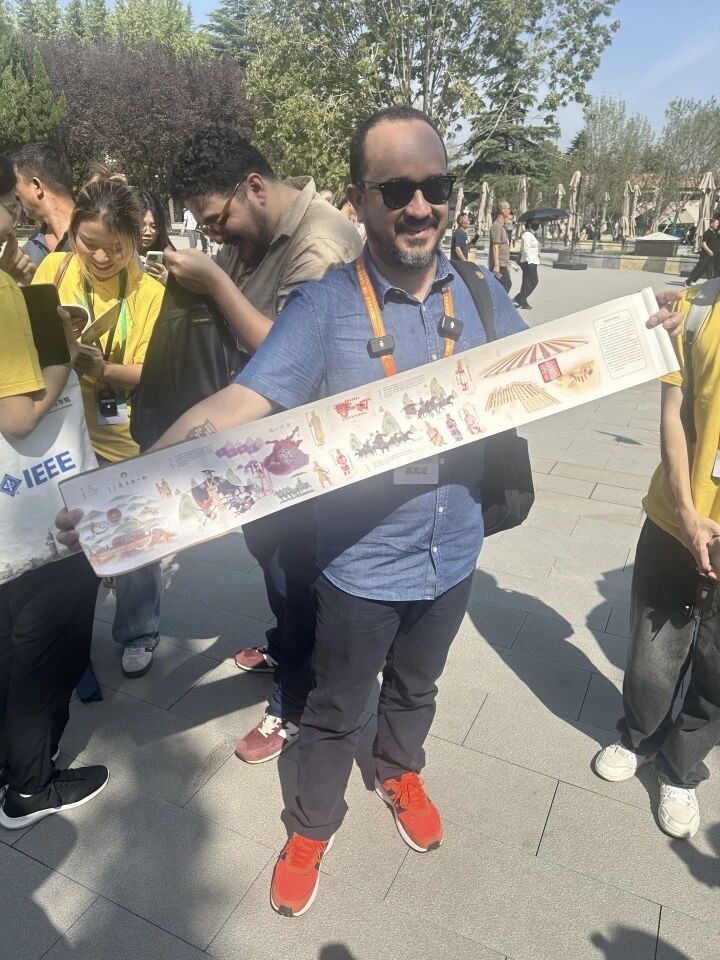 巴西詩(shī)人梅洛展示自己購(gòu)買(mǎi)的文創(chuàng)