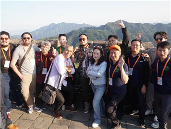 長城上，千年斑駁成詩，訴予我聽