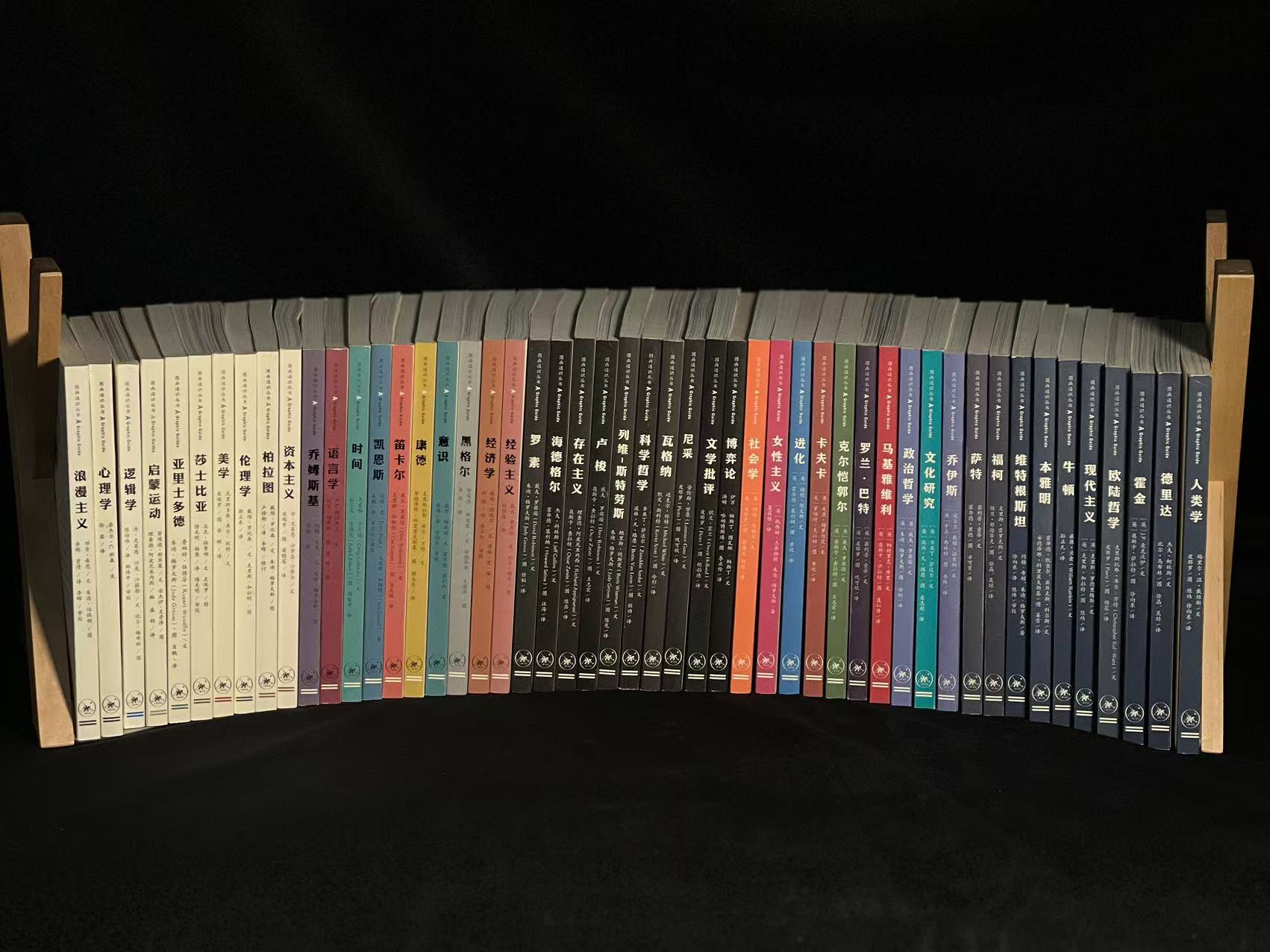 從一個(gè)個(gè)書(shū)稿案卷到一本本書(shū)，需要若干名編輯花費(fèi)幾年、十年甚至幾十年的時(shí)間。受訪者供圖