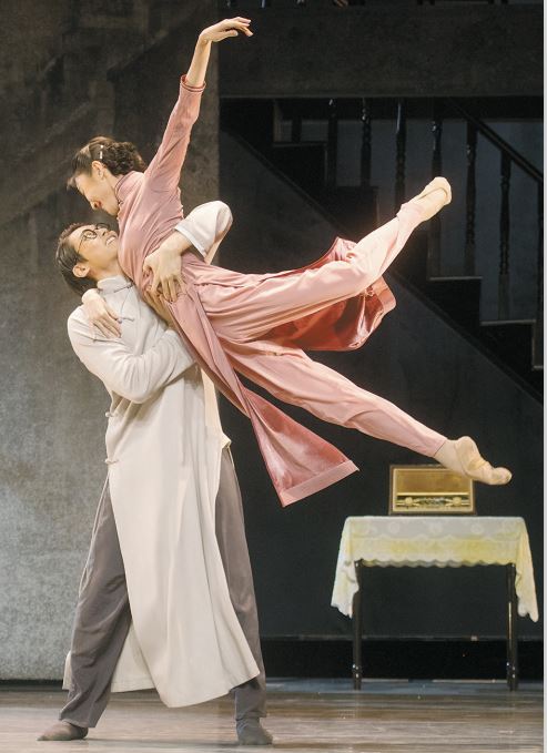 破解舞臺創(chuàng)作同質(zhì)化困局，要在尊重藝術(shù)規(guī)律的基礎(chǔ)上，重構(gòu)“鼓勵創(chuàng)新、彰顯特色、生態(tài)健康”的創(chuàng)作體系。圖為廣受好評的川劇《巴山秀才》（左）和舞劇《永不消逝的電波》（右）。