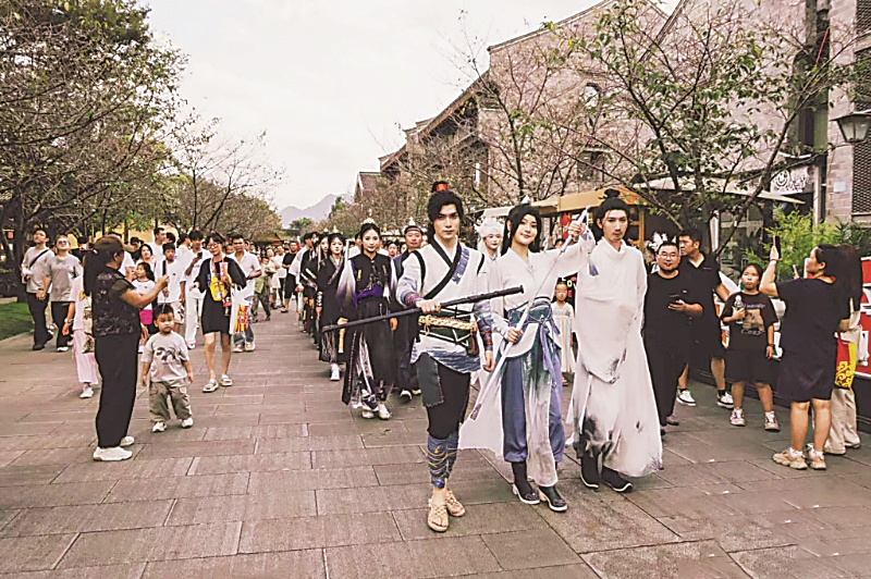 臺州府城與《劍來》IP聯(lián)動，在國慶假期為書迷定制了一個“劍來世界”新華網(wǎng)發(fā) 臺州府城 供圖