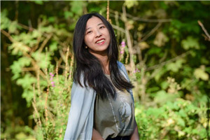 兒童繪本：獲獎作品《媽媽的剪影》作者：彎彎 劉雪純         獲獎感言我和媽媽劉雪純一起創(chuàng)作的這本書，正如它的名字，其靈感來源于我的媽媽。書里的剪紙，都是她30年前用最質(zhì)樸的剪刀語言，鐫刻下的生命印記。她剪下春耕秋收的田埂，剪下灶臺邊的飯菜香氣，剪下縫紉機(jī)踏板的吱呀作響。