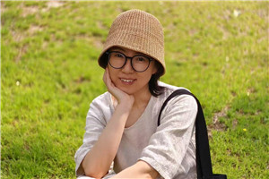 童話：獲獎作品《我的，我的》作者：趙卯卯         獲獎感言寫作兒童文學(xué)以來，我從未因為作品是寫給孩子們看的就敷衍。恰恰相反，我會更加謹(jǐn)慎地寫作。兒童是充滿智慧的，他們會用自己的方式去解讀、理解這個世界。為今天的孩子們寫出屬于他們這個時代的好作品，是我的責(zé)任，也是我的義務(wù)。