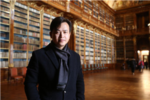 科幻文學(xué)：獲獎作品《火苗照亮宇宙：暗生命傳奇》作者：王威廉         獲獎感言小時候，我第一次讀到鄭文光先生的《飛向人馬座》，書中描繪的浩瀚宇宙和中國少年探索黑洞的勇氣深深震撼了我，讓我對深空充滿了無限的好奇與想象。從那時起，對未知世界的探索欲望便埋藏在我的心里。