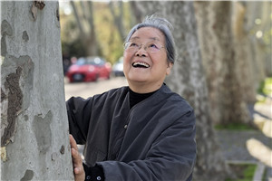 兒童繪本：獲獎作品《不能沒有》作者：蔡皋         獲獎感言書里最先出現(xiàn)的光是陽光。我有種植花草的習(xí)慣，跟植物打交道其實(shí)就是和陽光打交道。光的滋養(yǎng)與體驗積累得多了，有一天，會被兒童猛地“點(diǎn)醒”。比如，我的小孫子就跟我說……