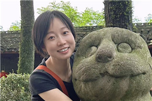 童話：獲獎作品《外婆變成了麻貓》作者：慈琪         獲獎感言關(guān)于外婆的童話獲獎了，我心中百感交集。我無法和外婆分享喜悅，因為她不會知道發(fā)生了什么，即便知道，也會很快忘記。如今的她，生活在許多“全新”的一分鐘里，高興是一分鐘，生氣是一分鐘……