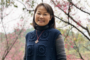 小說：獲獎作品《狼洞的外婆》作者：王勇英         獲獎感言我出生在一個叫大車的客家村莊。童年時代，村里經(jīng)常有劇團(tuán)、戲班來演采花劇、唱木鬼戲等。小時候我們沒有課外書看，但有很多戲看，那是在鄉(xiāng)村戲臺上、打谷場上演的故事，是最鄉(xiāng)土的“書”。