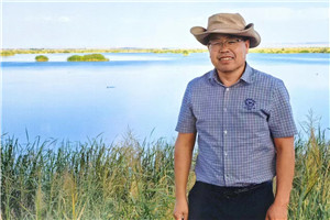 小說：獲獎作品《額吉的河》作者：許廷旺         獲獎感言在阿拉善流傳著“半袋冰糖”的故事。當(dāng)年一對年輕夫婦給上海孤兒送些牛奶、黃油。妻子看到一個男孩，兩歲了，不會坐不會爬，大腦袋小細(xì)脖。男孩與她特別親，臨走時哭鬧不止。當(dāng)晚，夫婦商議領(lǐng)養(yǎng)男孩。