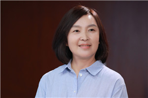 小說：獲獎作品《胡同也有小時候》作者：周敏         獲獎感言胡同的魅力，不是一部小說能說盡的，希望有機(jī)會來北京的朋友，能找一間什剎海附近胡同深處的民宿住上些時日，逛逛早市，看看夕陽，嘗嘗“鴉兒李記”的早點(diǎn)，品品“富華齋”的蓋碗茶。要是運(yùn)氣好……