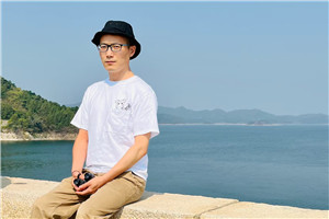 詩歌：獲獎作品《我知道所有問題的答案了》作者：童子         獲獎感言我曾經(jīng)以為，人生是一條拋物線，從出生的起點(diǎn)慢慢爬上高峰，再慢慢滑落低谷。如果按人的生理表現(xiàn)，是這樣的。但我越來越意識到，人之所以為人，是因為我們有靈魂。靈魂可以不被身體束縛……