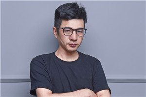 小說：獲獎作品《大河的歌謠》作者：大秀         獲獎感言我出生在魯西南黃河畔，大學(xué)畢業(yè)后生活在紅船旁。江南文化的細(xì)膩與齊魯大地的渾厚共同造就了我的文學(xué)語言。我為什么要書寫黃河？因為對我而言，黃河不僅是地理上的故鄉(xiāng)，更是我所創(chuàng)建的文學(xué)故鄉(xiāng)。